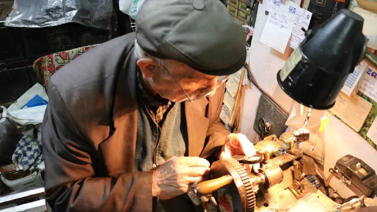 Teknolojiye güvenmedi kendi makinesini yaptı! 55 yıldır üretime devam ediyor