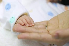 Doğum iznini 24 haftaya çıkaran düzenleme yasalaştı