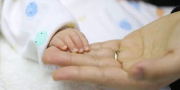 Doğum iznini 24 haftaya çıkaran düzenleme yasalaştı