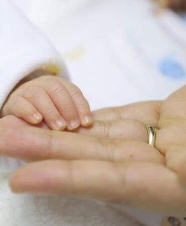 Doğum iznini 24 haftaya çıkaran düzenleme yasalaştı