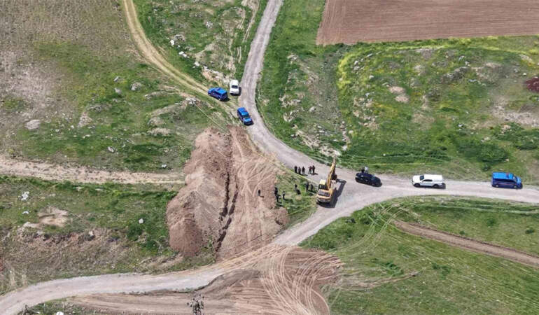 Yol çalışmasında korkutan manzara! Kazı esnasında kafatası ve kemikler bulundu