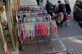 Esenyurt’ta boğazına şeker kaçan çocuğu esnaf kurtardı! O anlar kamerada