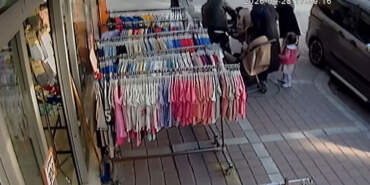 Esenyurt’ta boğazına şeker kaçan çocuğu esnaf kurtardı! O anlar kamerada