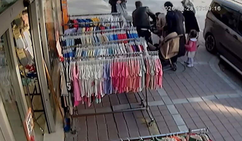 Esenyurt’ta boğazına şeker kaçan çocuğu esnaf kurtardı! O anlar kamerada