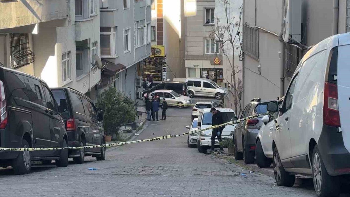 Kağıthane’de polisin açtığı uyarı ateşi kaldırımdaki berbere geldi! Hayati tehlikesi sürüyor