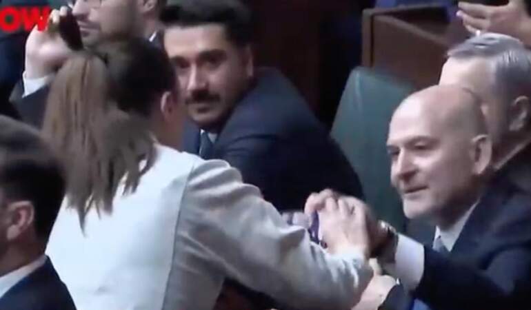 Soylu’dan kendisini çeken muhabire fiziksel müdahale