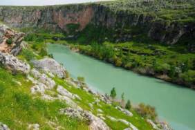 Kaya mezarları ve 5 bin yıllık tarihe ev sahipliği yapıyor! Kızılin Kanyonu bahar renkleriyle boyandı