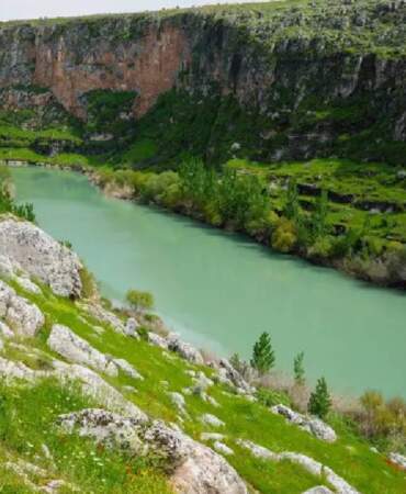 Kaya mezarları ve 5 bin yıllık tarihe ev sahipliği yapıyor! Kızılin Kanyonu bahar renkleriyle boyandı