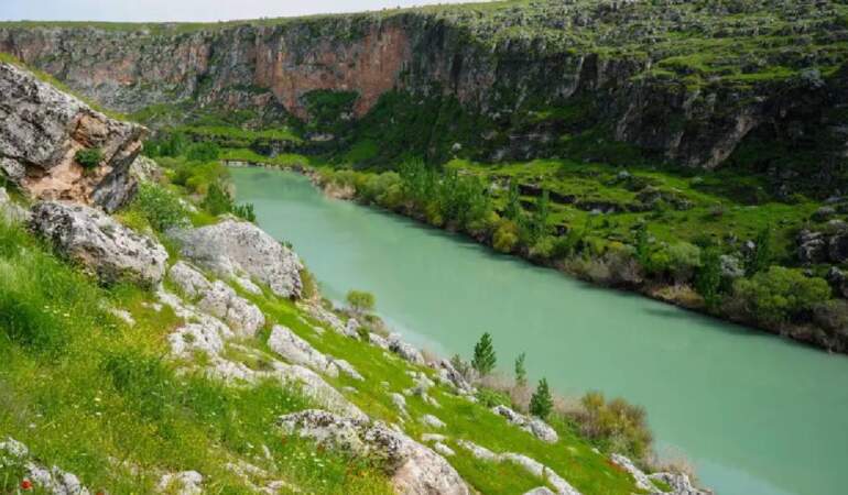Kaya mezarları ve 5 bin yıllık tarihe ev sahipliği yapıyor! Kızılin Kanyonu bahar renkleriyle boyandı