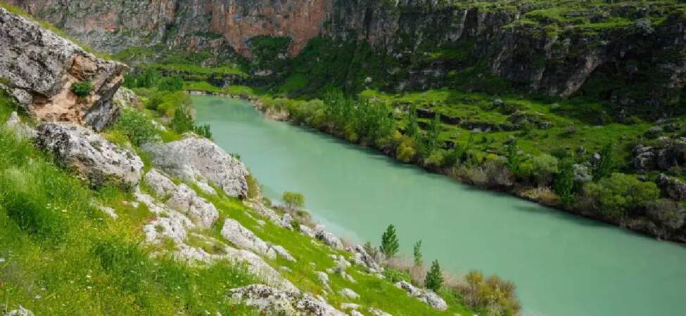 Kaya mezarları ve 5 bin yıllık tarihe ev sahipliği yapıyor! Kızılin Kanyonu bahar renkleriyle boyandı