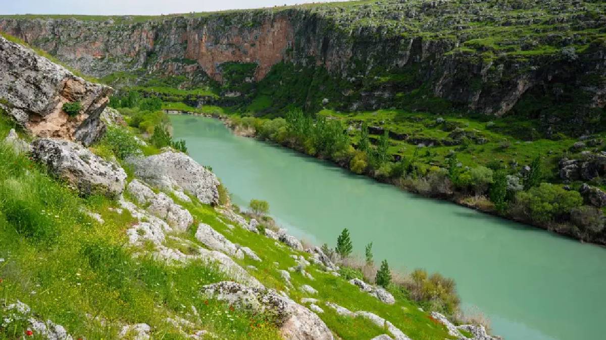 Kaya mezarları ve 5 bin yıllık tarihe ev sahipliği yapıyor! Kızılin Kanyonu bahar renkleriyle boyandı