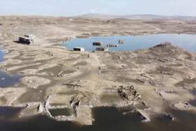 Kuraklık ortaya çıkarmıştı: Eski köy yerleşkesi yeniden kayboldu