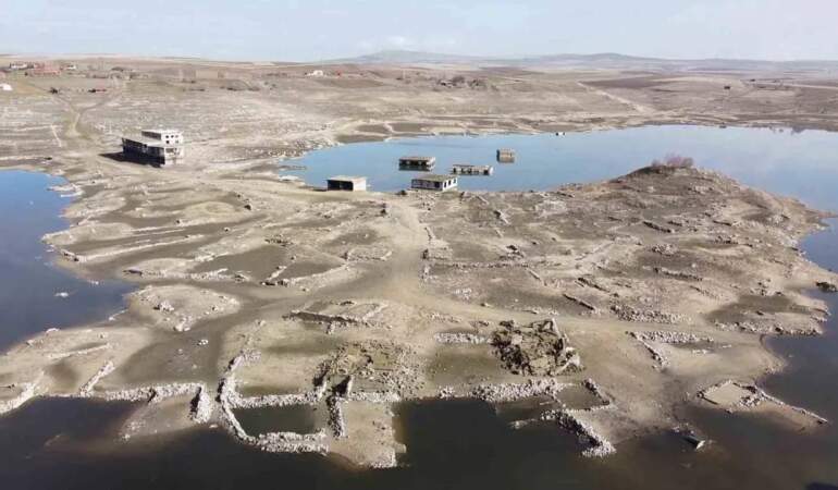 Kuraklık ortaya çıkarmıştı: Eski köy yerleşkesi yeniden kayboldu