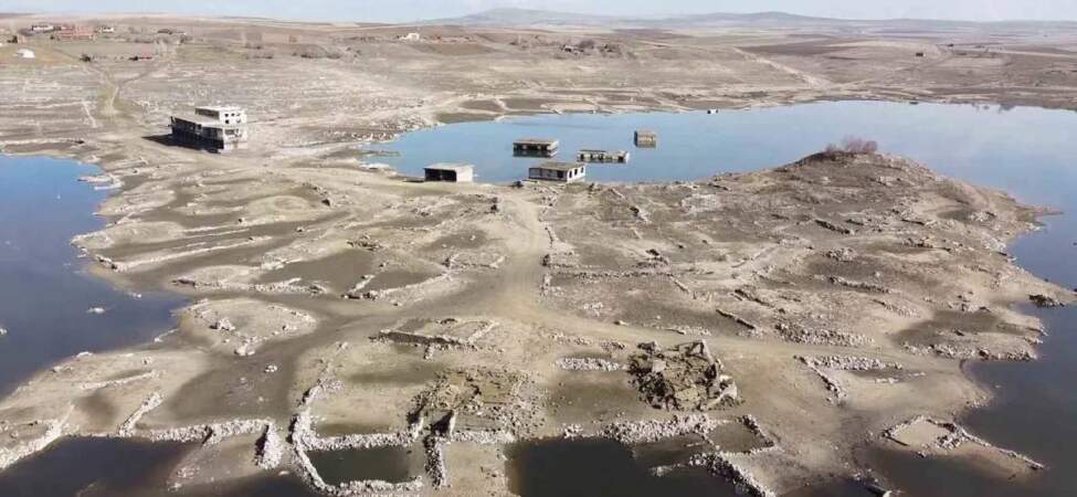 Kuraklık ortaya çıkarmıştı: Eski köy yerleşkesi yeniden kayboldu