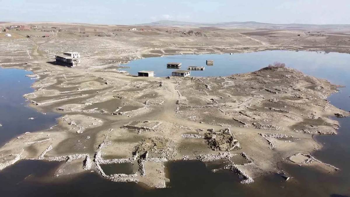 Kuraklık ortaya çıkarmıştı: Eski köy yerleşkesi yeniden kayboldu
