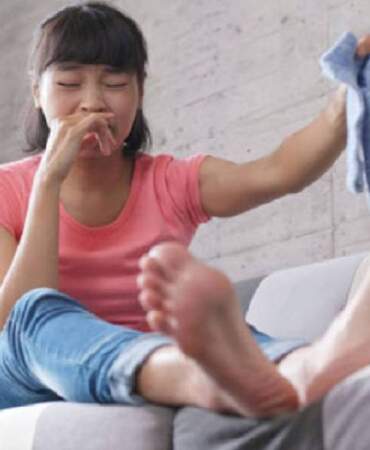 Ayaklarınızda oluşan kokuya son! Ayakkabılarınıza bir kaşık ekleyin ne bakteri kalsın ne de mantar