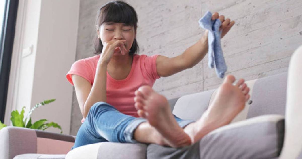 Ayaklarınızda oluşan kokuya son! Ayakkabılarınıza bir kaşık ekleyin ne bakteri kalsın ne de mantar