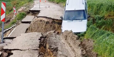 40 Metrelik Çökme! Osmaniye Kadirli’de Sağanak Yolu Yuttu