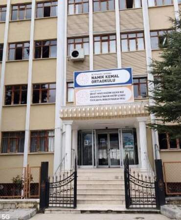 42 yıl 7 ay sonra emekli oldu: Son dersine yıllar önce mezun ettiği öğrencileri katıldı