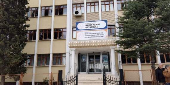 42 yıl 7 ay sonra emekli oldu: Son dersine yıllar önce mezun ettiği öğrencileri katıldı