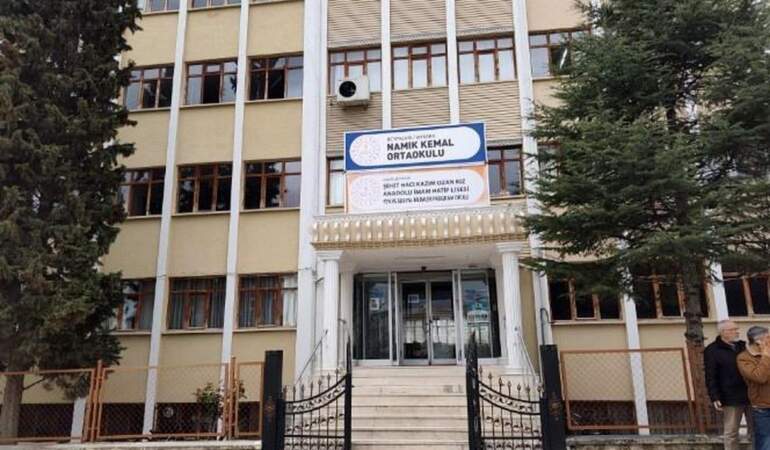 42 yıl 7 ay sonra emekli oldu: Son dersine yıllar önce mezun ettiği öğrencileri katıldı