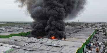 Adana’da Geri Dönüşüm Tesisinde Büyük Yangın: TOMA’lar Devrede