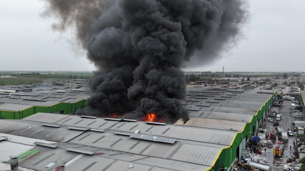 Adana’da Geri Dönüşüm Tesisinde Büyük Yangın: TOMA’lar Devrede