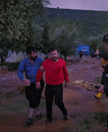 Adana’yı Sel Vurdu! Aracıyla Akıntıya Kapılan Kişi Aranıyor