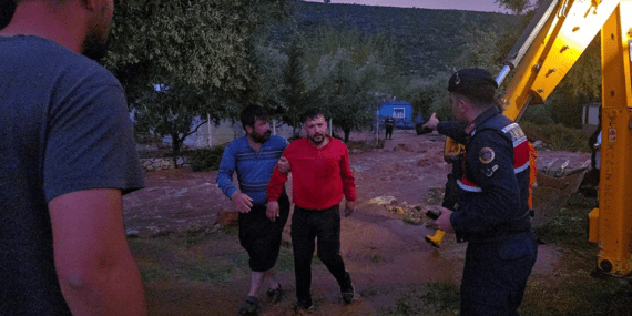 Adana’yı Sel Vurdu! Aracıyla Akıntıya Kapılan Kişi Aranıyor