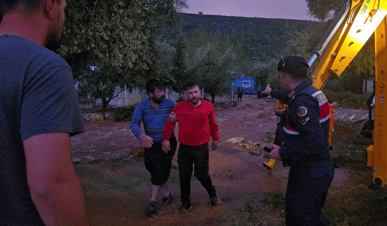 Adana’yı Sel Vurdu! Aracıyla Akıntıya Kapılan Kişi Aranıyor