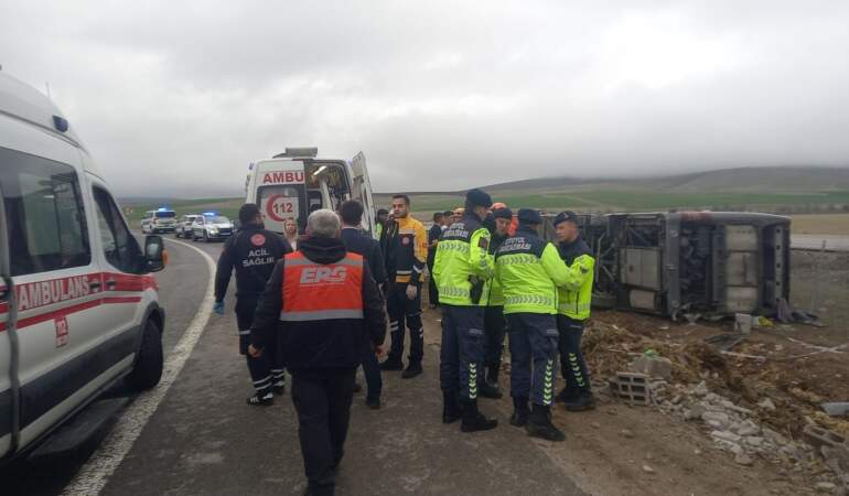 Aksaray’da Tur Otobüsü Devrildi: 20 Yaralı