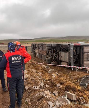 Aksaray’da Tur Otobüsü Devrildi: 15 Yaralı
