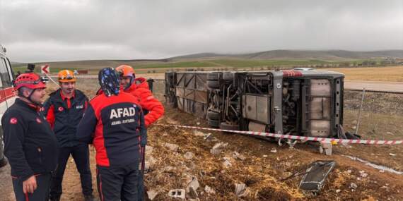 Aksaray’da Tur Otobüsü Devrildi: 15 Yaralı