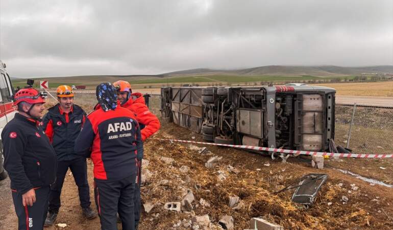 Aksaray’da Tur Otobüsü Devrildi: 15 Yaralı