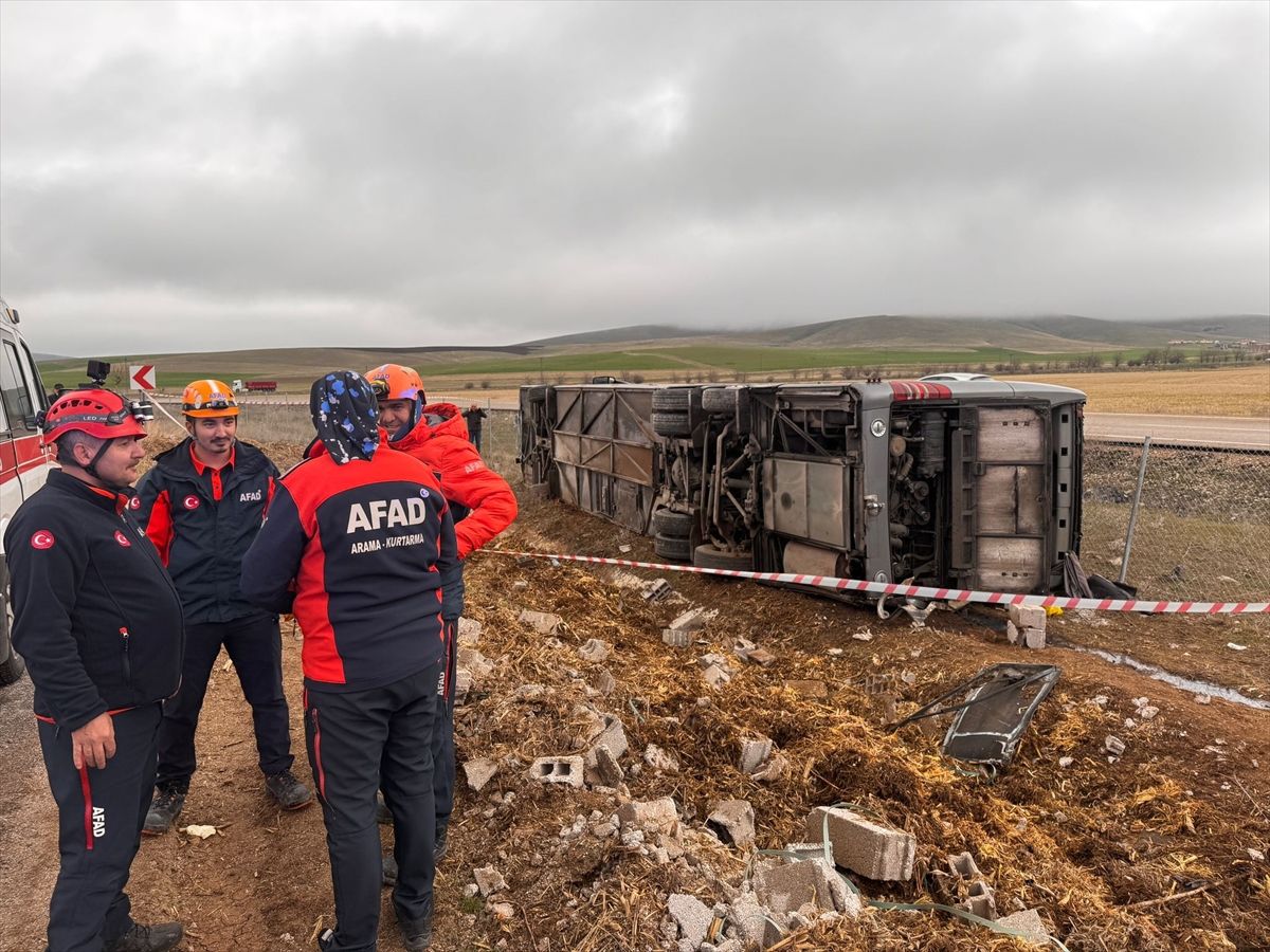 Aksaray’da Tur Otobüsü Devrildi: 15 Yaralı