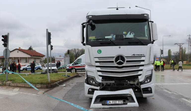 Amasya’da Kavşak Faciası: Otomobilden Fırlayan 10 Aylık Bebek Öldü