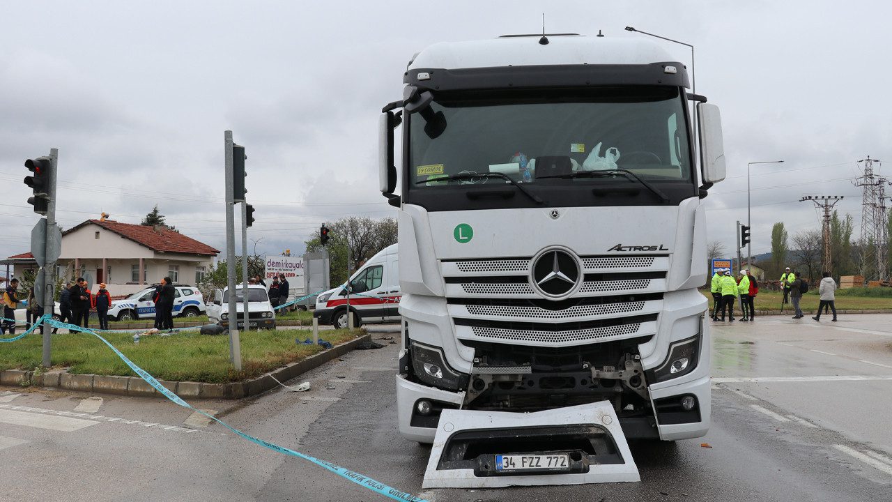 Amasya’da Kavşak Faciası: Otomobilden Fırlayan 10 Aylık Bebek Öldü
