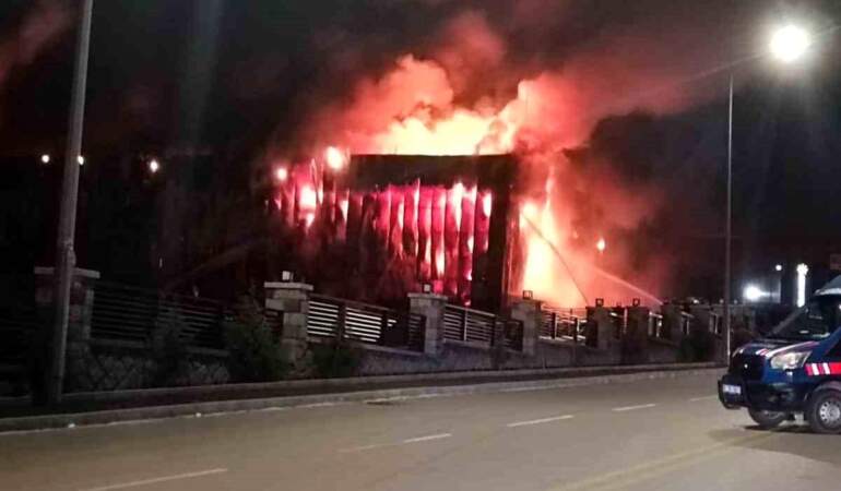 Sincan’da Fabrika Yangını; İtfaiye Müdahale Ediyor