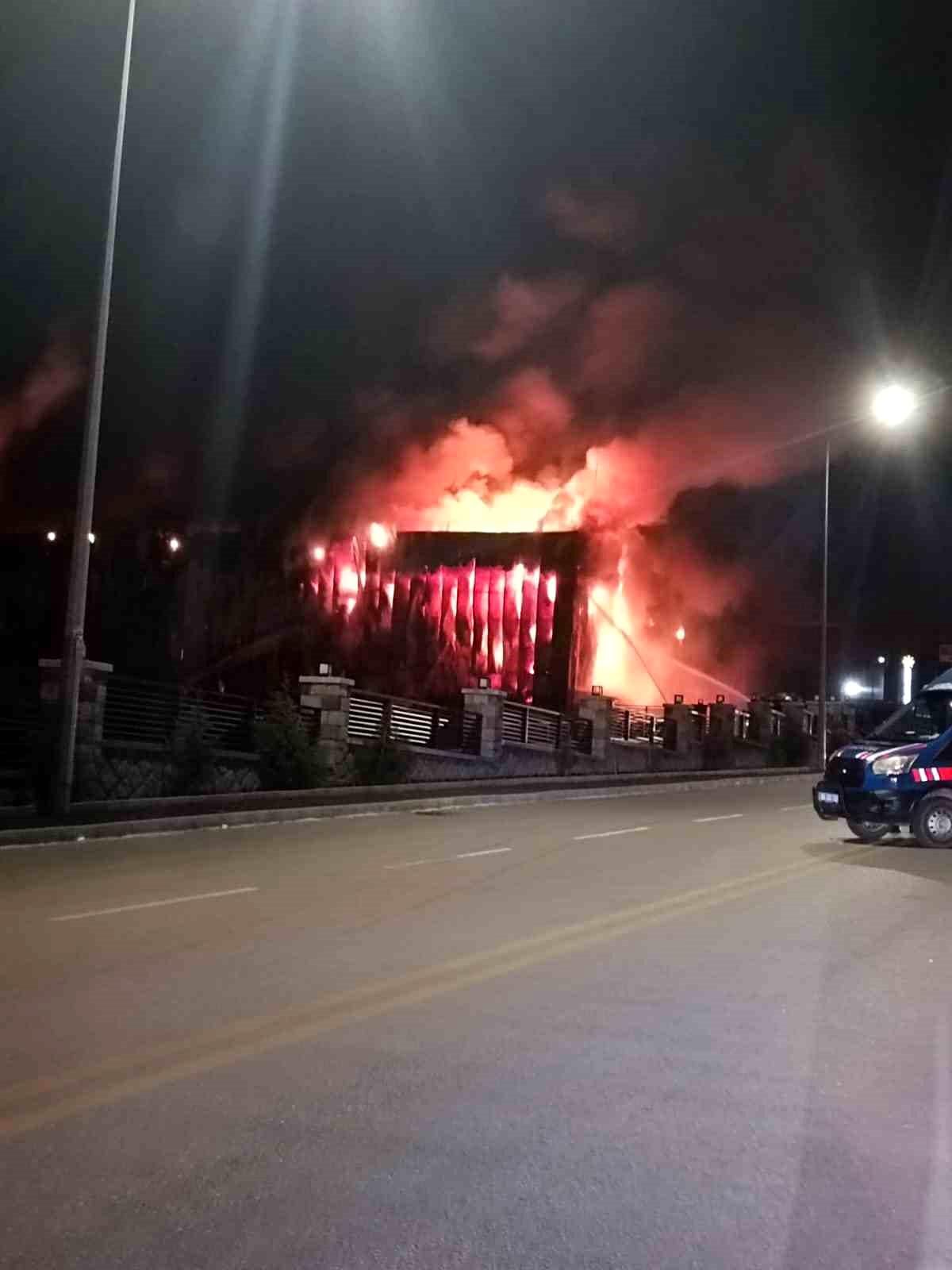 Sincan’da Fabrika Yangını; İtfaiye Müdahale Ediyor