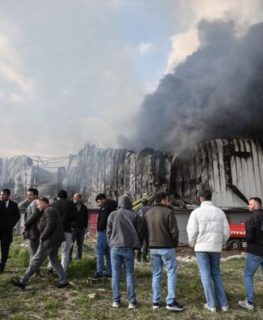 Yenimahalle’de Mobilya Deposu Yangını Kontrol Altına Alındı