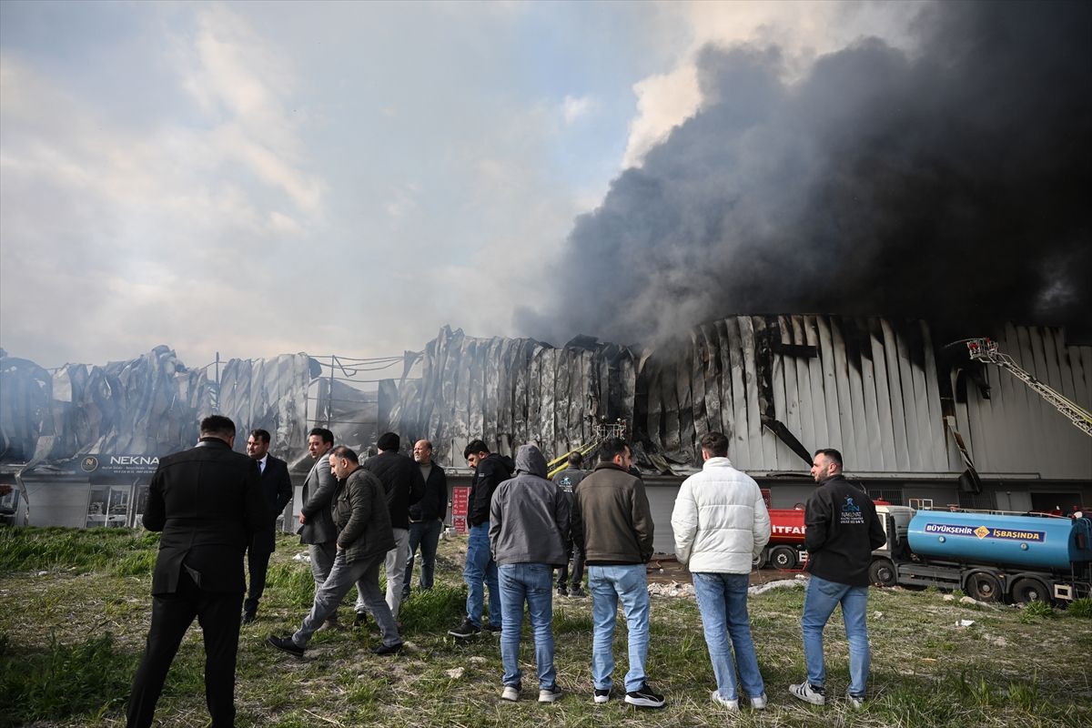 Yenimahalle’de Mobilya Deposu Yangını Kontrol Altına Alındı