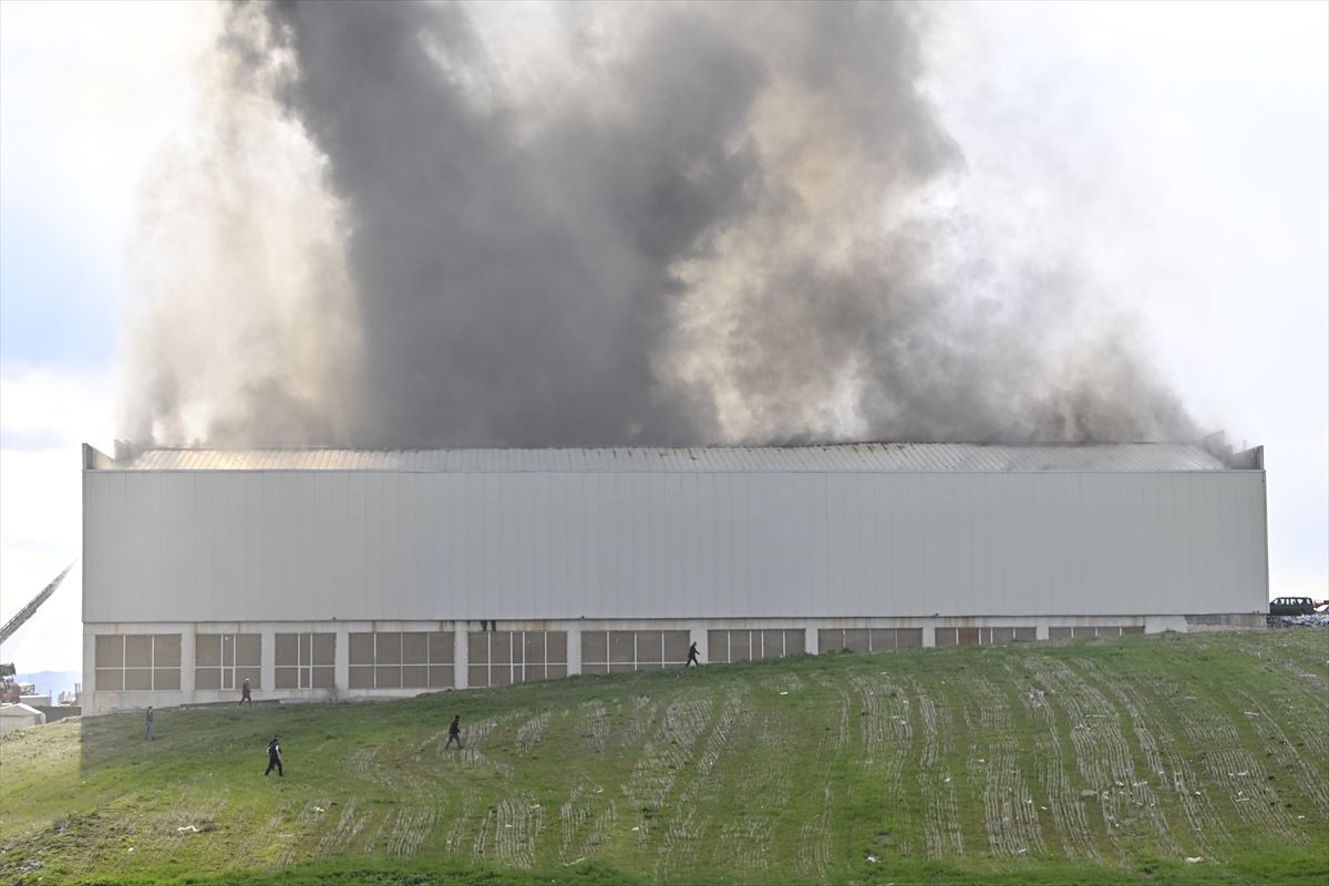 Yenimahalle’de Mobilya Deposunda Yangın