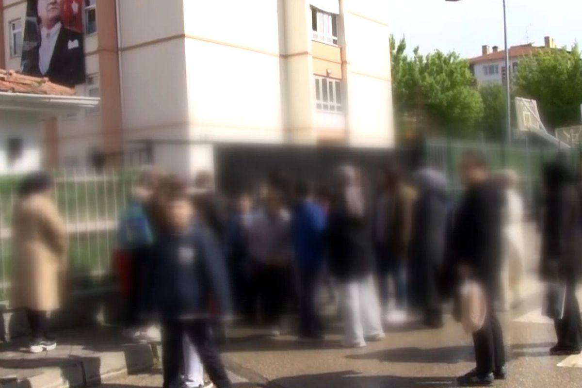 Sincan’da öğrenci tabancayla okula geldi