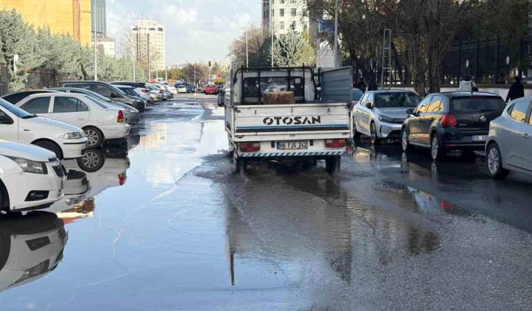 Ankara’da Sağanak Yağış Hayatı Olumsuz Etkiledi