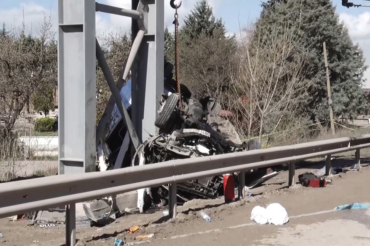 Ankara’da katliam gibi kaza! Otobüs üst geçide çarptı