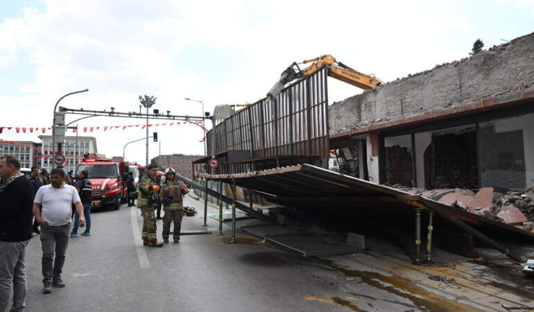 Ankara’da Yıkım Esnasında Platform Devrildi