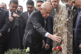 Bahçeli’den Alparslan Türkeş’in Kabrine Ziyaret