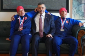 Bakan Çiftçi, Otizmli İkiz Kayakçıları Ağırladı