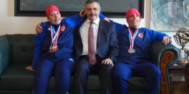 Bakan Çiftçi, Otizmli İkiz Kayakçıları Ağırladı