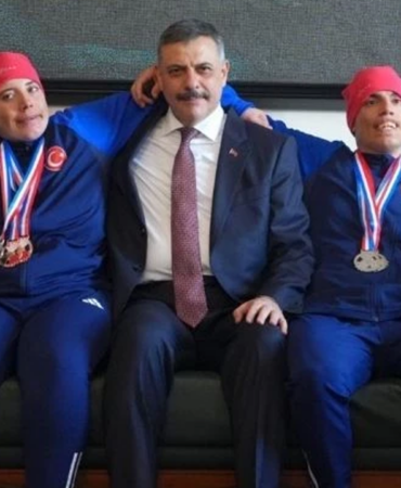 Bakan Çiftçi, Otizmli İkiz Kayakçıları Ağırladı